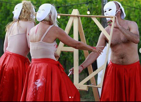 un momento della performance artistica 11 strati di cipria tenutasi al festival stanno tutti bene presso tenuta lenzini