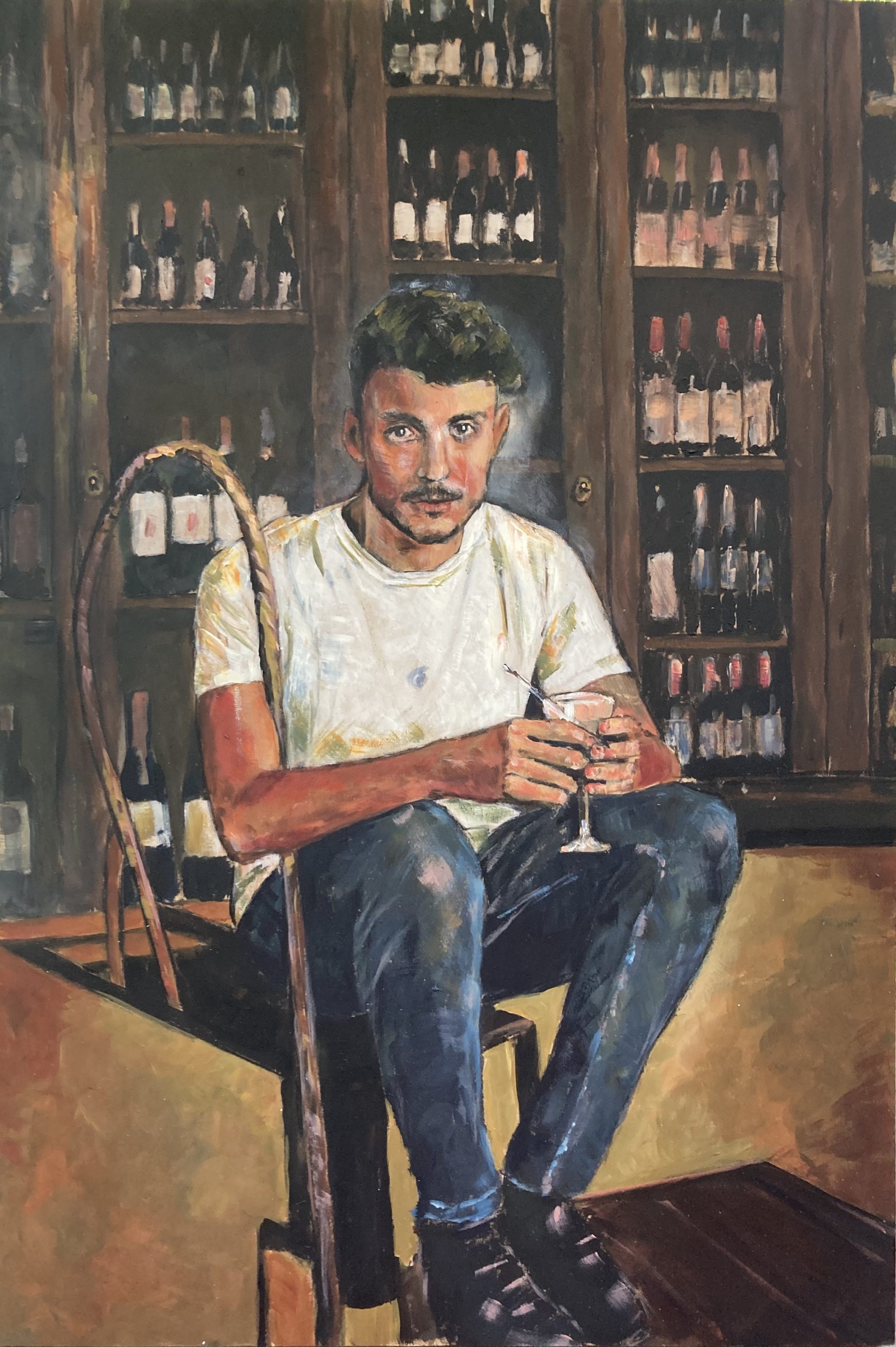 ritratto di un barman nel propio locale Vinarkia della pavona in lucca