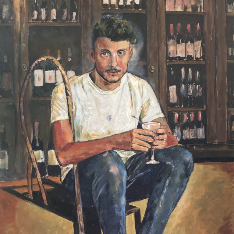 ritratto di un barman nel propio locale Vinarkia della pavona in lucca
