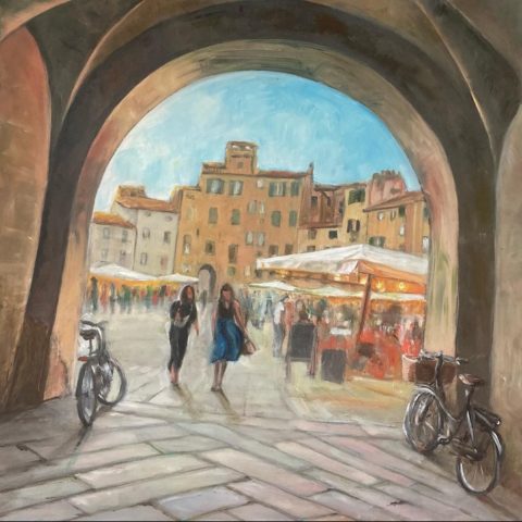 opera d'arte realizzata ad olio su tavola che rappresenta la piazza Anfiteatro in Lucca durante la stagione estiva, sul primo piano due biciclette fungono da invito ad entrare mentre le due ragazze stanno invece uscendo