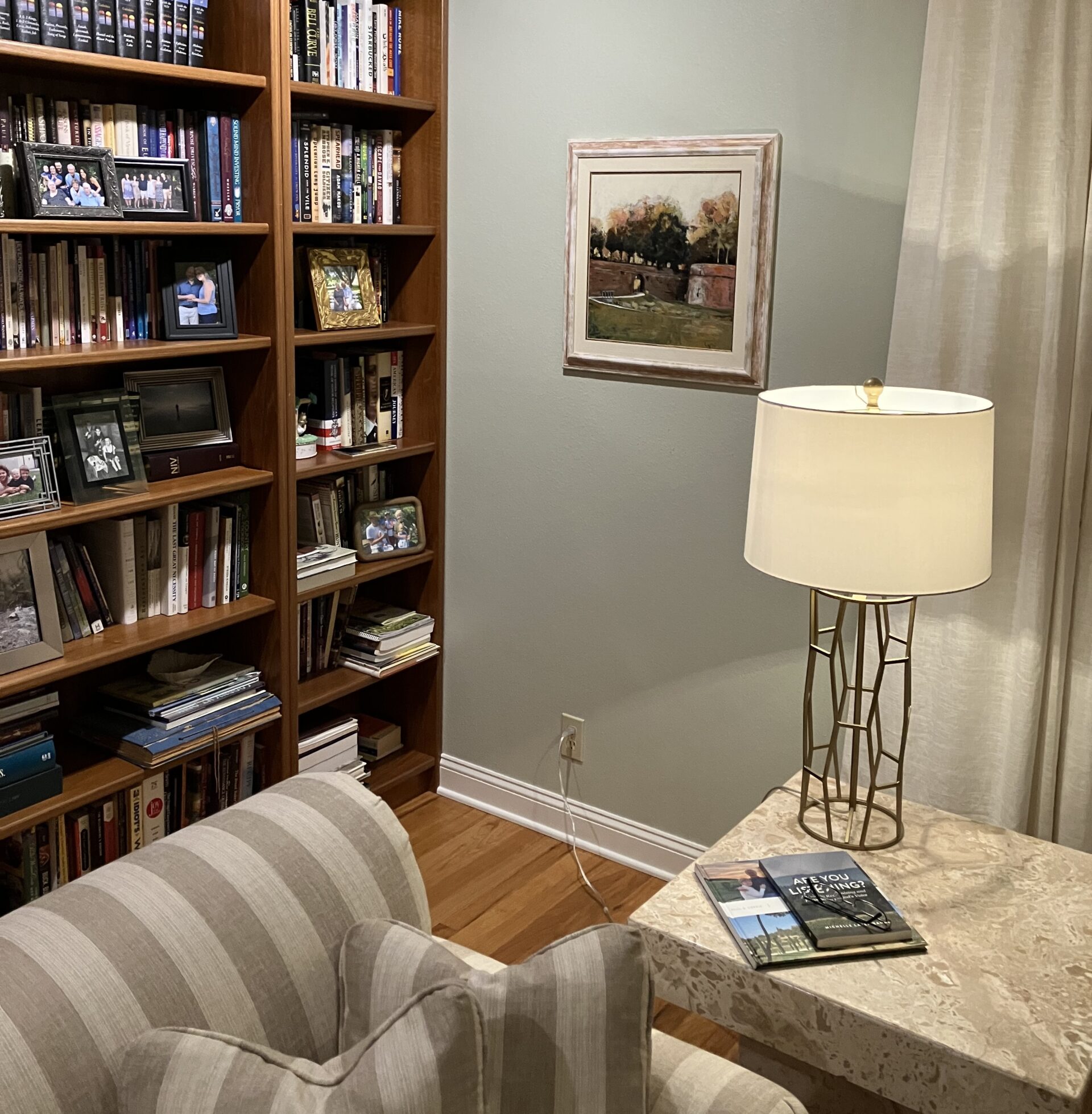 installazione del dipinto con cornice nel soggiorno di una famiglia americana