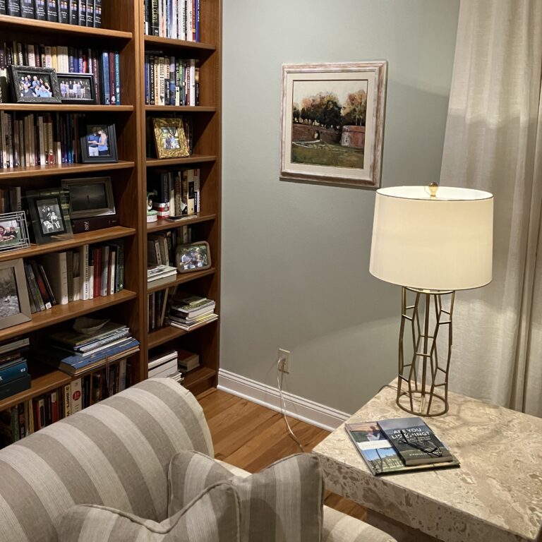 installazione del dipinto con cornice nel soggiorno di una famiglia americana